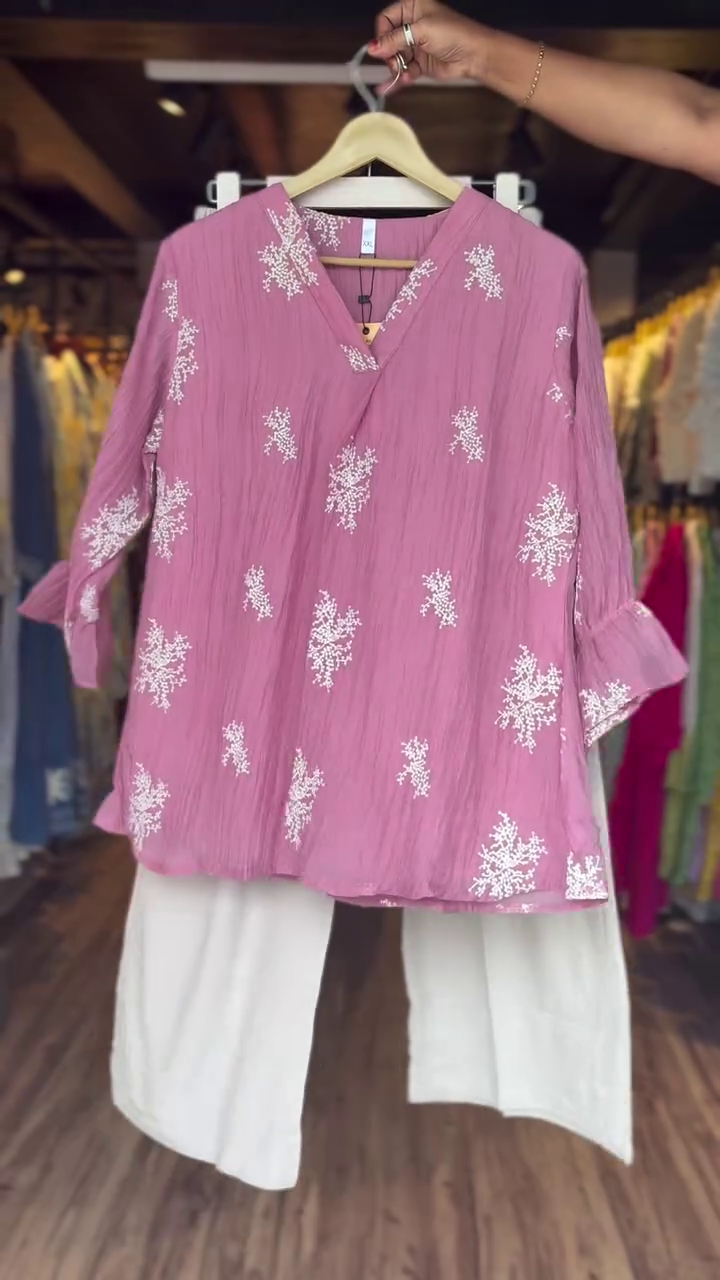 Women Pink Kurta Sets - Image 3