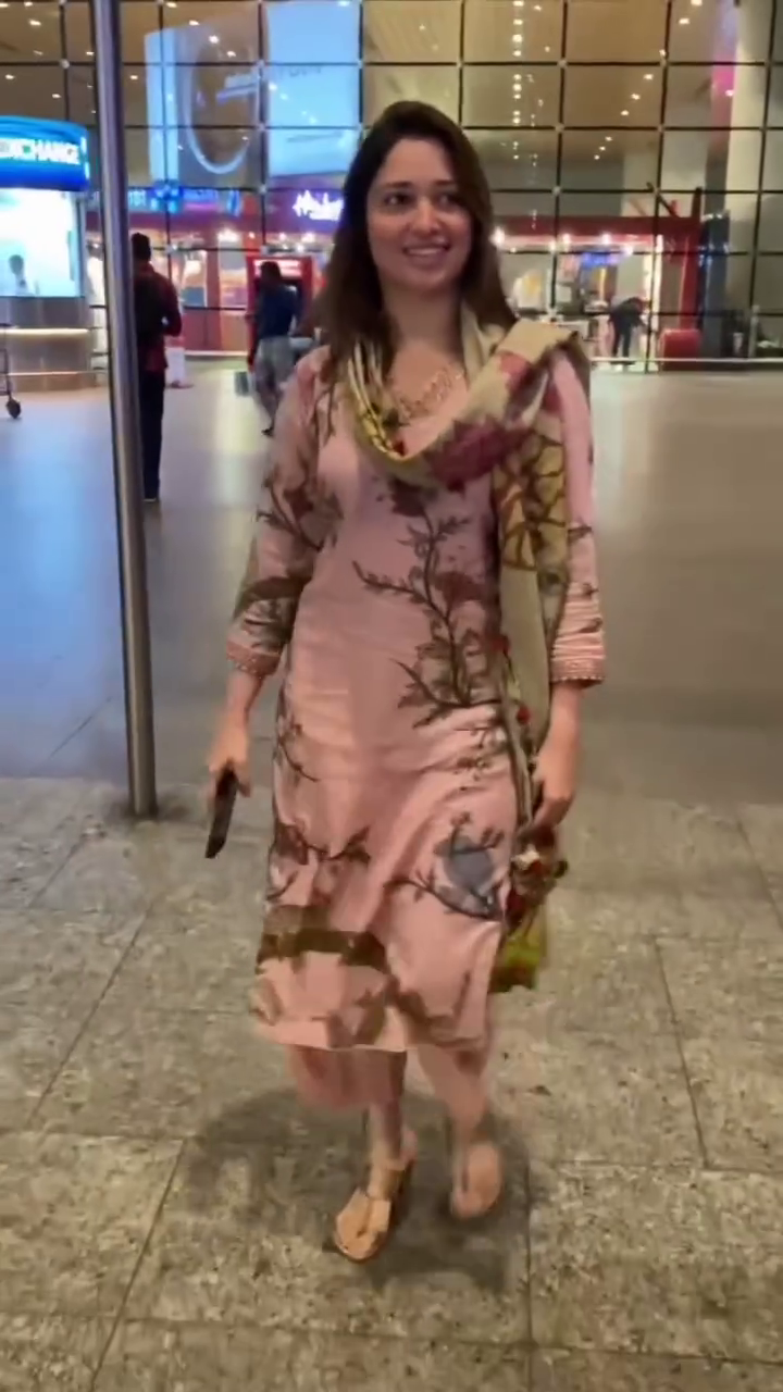 Floral Printed V-Neck Straight Kurta With Trousers - Image 5